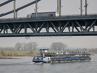 Frachtschiff mit Neuwagen  Krefeld  Nordrhein-Westfalen  Deutschland