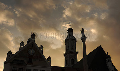 Marienplatz Freising  Rathaus  Georgskirche  Mariensaeule als Silhouette  10.03.2021