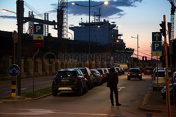 Kroatien  Pula - Frachter am Pier im Hafen von Pula in der Abenddaemmerung