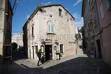 Kroatien  Pula - Restaurant und Gassen in der mittelalterlichen Altstadt
