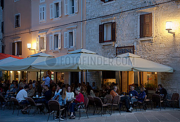 Kroatien  Pula - Cafes am am Forum  der zentrale Platz der Stadt