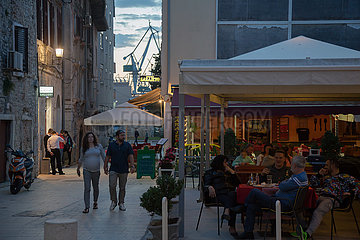 Kroatien  Pula - Cafe am am Forum  der zentrale Platz der Stadt