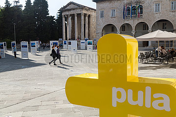 Kroatien  Pula - Forum  der zentrale Platz der Stadt: links der roemische Augustustempel  rechts historisches Rathaus