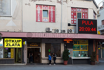 Kroatien  Pula - Strassenszene mit Cafe und Wechselstube im Zentrum