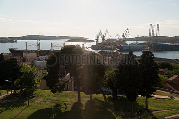 Kroatien  Pula - Blick vom Festungshuegel auf das mittelalterliche Stadtzentrum und die Bucht von Pula mit dem Hafen