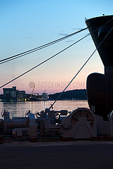 Kroatien  Pula - Frachter am Pier im Hafen von Pula in der Abenddaemmerung