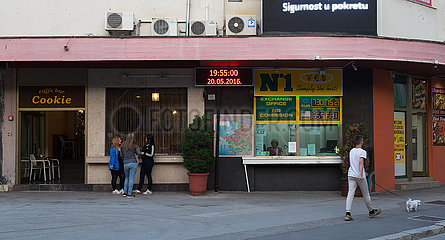 Kroatien  Pula - Strassenszene mit Cafe und Wechselstube im Zentrum