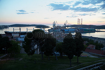 Kroatien  Pula - Blick vom Festungshuegel auf das mittelalterliche Stadtzentrum und die Bucht von Pula mit dem Hafen