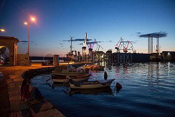 Kroatien  Pula - der Hafen von Pula in der Abenddaemmerung