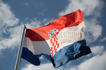 Kroatien  Pula - kroatische Nationalflagge auf dem Festungshuegel