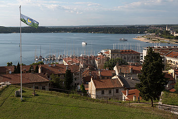 Kroatien  Pula - Blick vom Festungshuegel auf das mittelalterliche Stadtzentrum und die Bucht von Pula