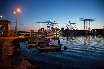 Kroatien  Pula - der Hafen von Pula in der Abenddaemmerung
