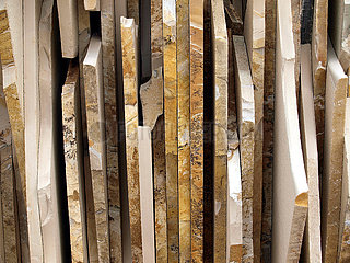Zum Verkauf gestapelte Kalkplatten aus Solnhofen mit Dendriten aus dem Oberjura.