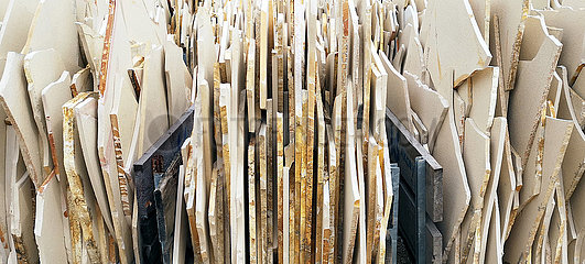 Zum Verkauf gestapelte Kalkplatten aus Solnhofen mit Dendriten aus dem Oberjura.