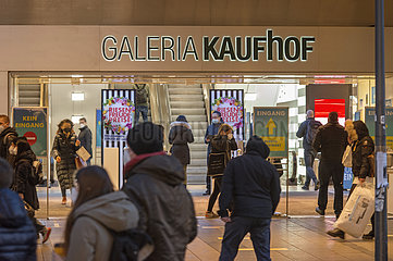 Eingang Galeria Kaufhof  Marienplatz Muenchen  15.03.2021
