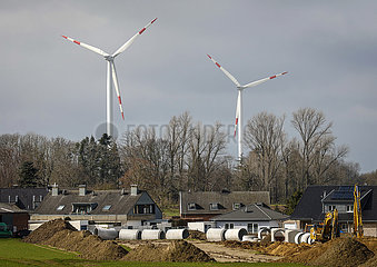 Kanalbau in Neubausiedlung vor Windpark am RWE Braunkohletagebau Garzweiler  Juechen  Nordrhein-Westfalen  Deutschland