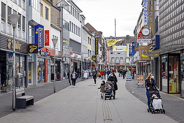 Lockdown  wenige Passanten in der Innenstadt  Dueren  Nordrhein-Westfalen  Deutschland