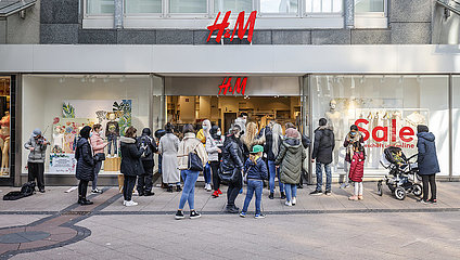 Click & Meet bei H&M  Einzelhandel in der Coronakrise  Essen  Nordrhein-Westfalen  Deutschland