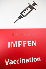 Deutschland  Bremen - Piktogramm einer Einwegspritze im neuen Impfzentrum mit dem Wort Impfen und Vaccination