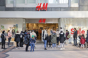 Click & Meet bei H&M  Einzelhandel in der Coronakrise  Essen  Nordrhein-Westfalen  Deutschland