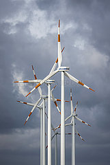 Windpark  Vestas Windraeder vor dunklem Wolkenhimmel  Bedburg  Nordrhein-Westfalen  Deutschland