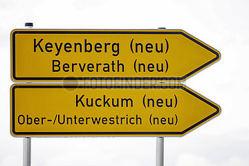 Strassenschild zum Umsiedlungsstandort fuer Keyenberg  Kuckum  Unterwestrich  Oberwestrich und Berverath  Erkelenz  Nordrhein-Westfalen  Deutschland