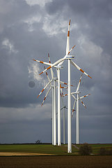 Windpark  Vestas Windraeder vor dunklem Wolkenhimmel  Bedburg  Nordrhein-Westfalen  Deutschland