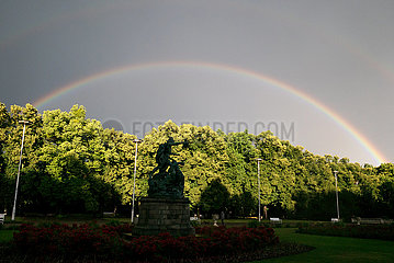 Polen  Poznan - Regenbogen nach einem Gewitter ueber dem Park Wilsona