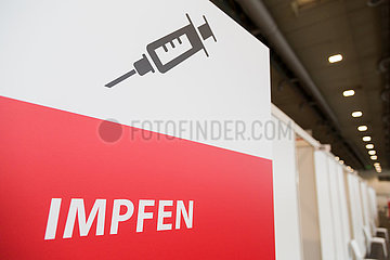 Deutschland  Bremen - Piktogramm einer Einwegspritze im neuen Impfzentrum mit dem Wort Impfen