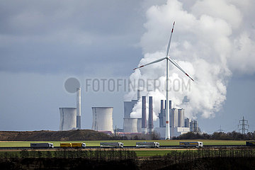 Windraeder vor RWE Kraftwerk Neurath am Tagebau Garzweiler  Grevenbroich  Nordrhein-Westfalen  Deutschland