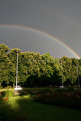 Polen  Poznan - Regenbogen nach einem Gewitter ueber dem Park Wilsona