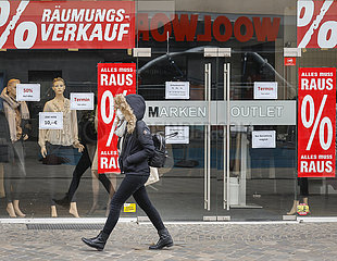 Ausverkauf  Lockdown  wenige Passanten in der Innenstadt  Dueren  Nordrhein-Westfalen  Deutschland