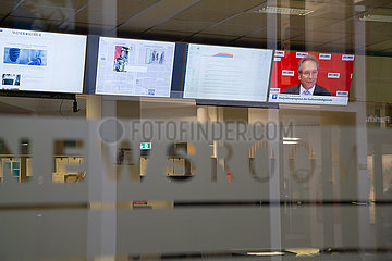 Deutschland  Bremen - Blick durch das Fenster des newsroom der lokalen Tageszeitung Weser Kurier