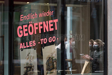 Deutschland  Bremen - Hinweis auf Oeffnung im Schaufenster eines Geschaefts in Coronazeiten