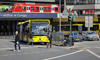 Verschiedene Verkehrsmittel in der Innenstadt  Essen  Nordrhein-Westfalen  Deutschland