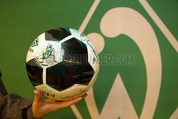 Deutschland  Bremen - Spielball des Fussball-Bundesligisten Werder Bremen mit den Autogrammen des aktuellen Kaders