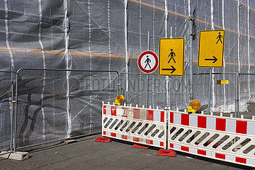 Baustellenabsperrung an einer eingeruesteten Buerobaustellenfassade  Essen  Nordrhein-Westfalen  Deutschland