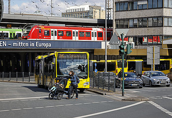 Verschiedene Verkehrsmittel in der Innenstadt  Essen  Nordrhein-Westfalen  Deutschland