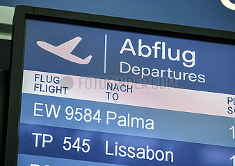 Abflug nach Mallorca  Anzeigetafel am Flughafen Duesseldorf  Nordrhein-Westfalen  Deutschland