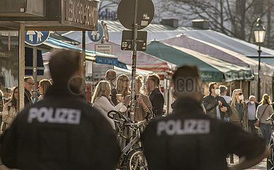 Polizeistreife am Viktualienmarkt  Lockdown  Muenchen  26. Maerz 2021