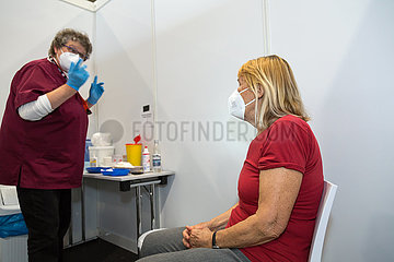 Deutschland  Bremen - Corona-Impfung: Vom DRK betriebener Teil des Impfzentrums in den Messehallen  ueber 80-Jaehrige bei Impfung mit dem Impfstoff von Biontech/Pfizer