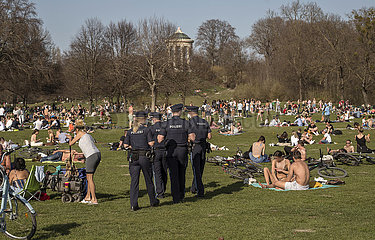 Polizeistreife im Englischen Garten  Lockdown  Muenchen  31. Maerz 2021