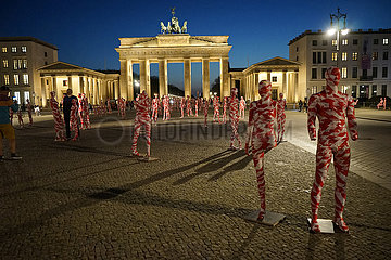 Kunst-Installation von Dennis Josef Meseg zum Thema Coronakrise mit dem Titel It is like it is   Brandenburger Tor  Pariser Platz