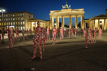 Kunst-Installation von Dennis Josef Meseg zum Thema Coronakrise mit dem Titel It is like it is   Brandenburger Tor  Pariser Platz