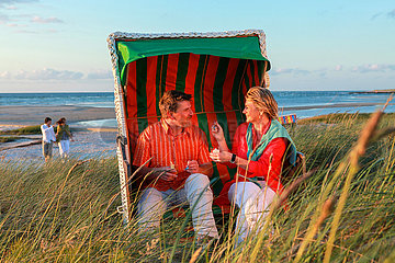 Paar im Strandkorb  Ostsee.