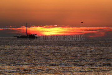 Batumi  Georgien  Segelschiff bei Sonnenuntergang auf dem Schwarzen Meer