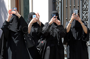 Tiflis  Georgien  Frauen im Niqab fotografieren mit ihren Smartphones
