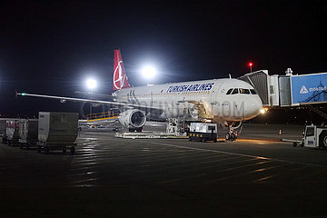 Tiflis  Georgien  Maschine der Fluggesellschaft Turkish Airlines auf dem Vorfeld des Tbilisi International Airport