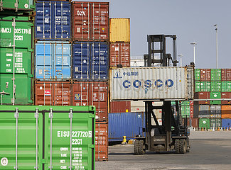 Duisburger Hafen  COSCO Container am Containerterminal  Duisport  Ruhrgebiet  Nordrhein-Westfalen  Deutschland  Europa