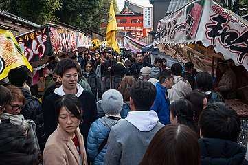 Kyoto  Japan  Menschen auf einem Strassenmarkt mit Imbissbuden im Park des Fushimi Inari Taisha
